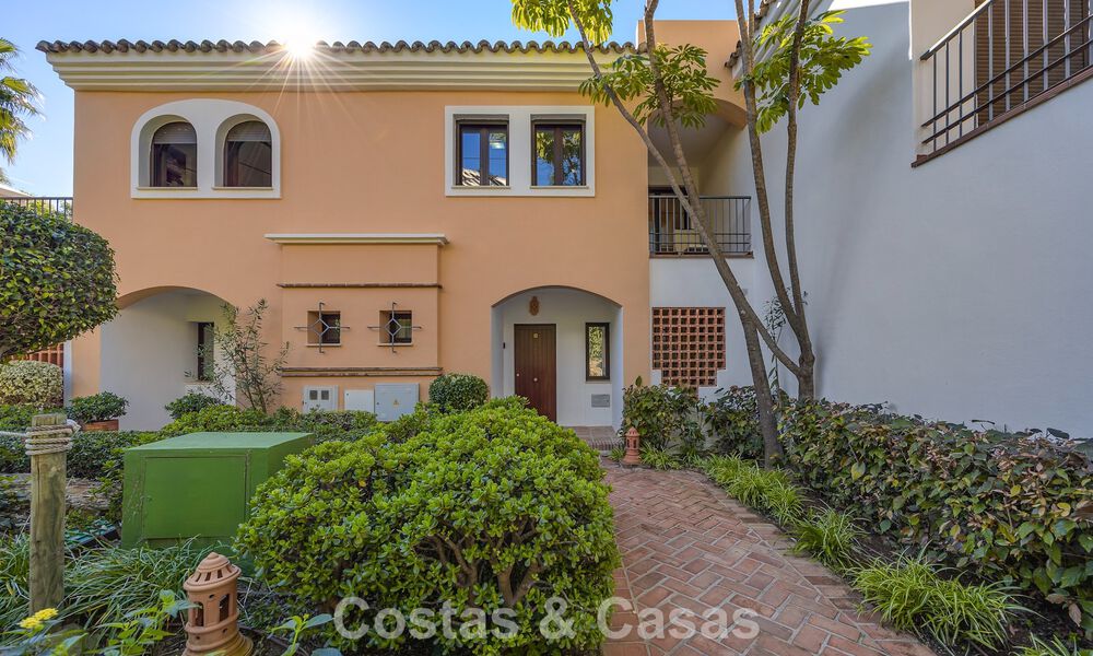 Ruim townhouse met prachtig golf- en zeezicht te koop, in een exclusieve golfurbanisatie in Benahavis - Marbella 775214