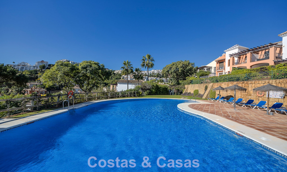 Ruim townhouse met prachtig golf- en zeezicht te koop, in een exclusieve golfurbanisatie in Benahavis - Marbella 775215