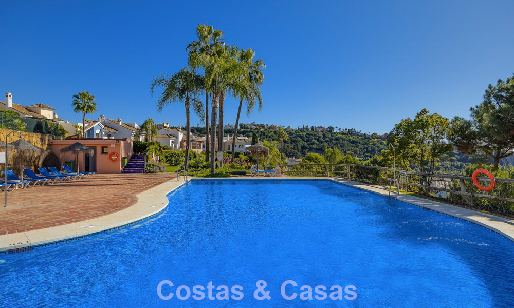 Ruim townhouse met prachtig golf- en zeezicht te koop, in een exclusieve golfurbanisatie in Benahavis - Marbella 775216