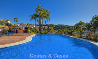 Ruim townhouse met prachtig golf- en zeezicht te koop, in een exclusieve golfurbanisatie in Benahavis - Marbella 775216 