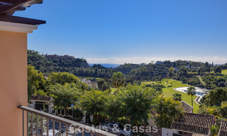 Ruim townhouse met prachtig golf- en zeezicht te koop, in een exclusieve golfurbanisatie in Benahavis - Marbella 775217