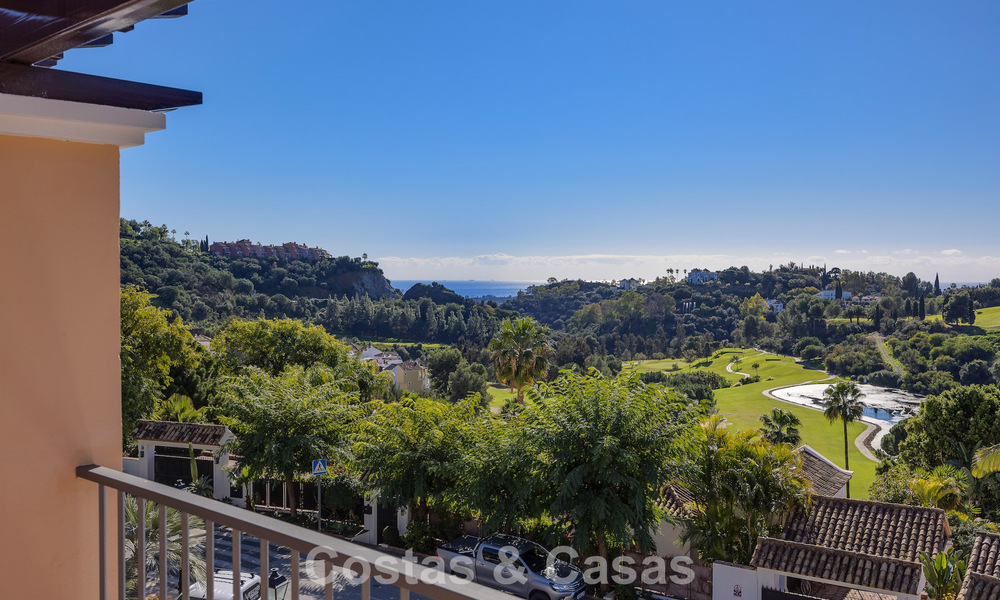 Ruim townhouse met prachtig golf- en zeezicht te koop, in een exclusieve golfurbanisatie in Benahavis - Marbella 775217