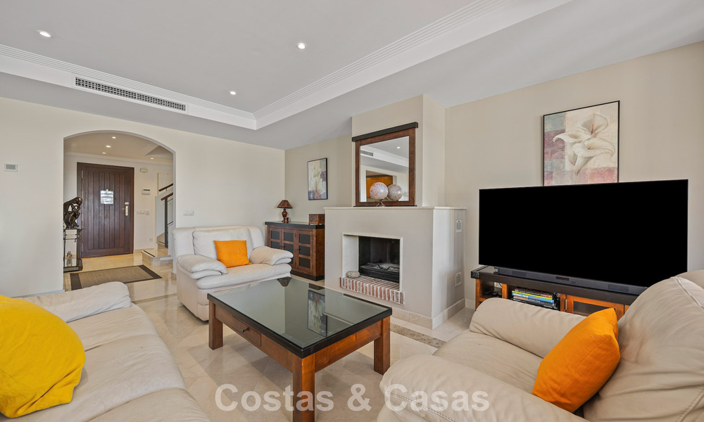Ruim townhouse met prachtig golf- en zeezicht te koop, in een exclusieve golfurbanisatie in Benahavis - Marbella 775220