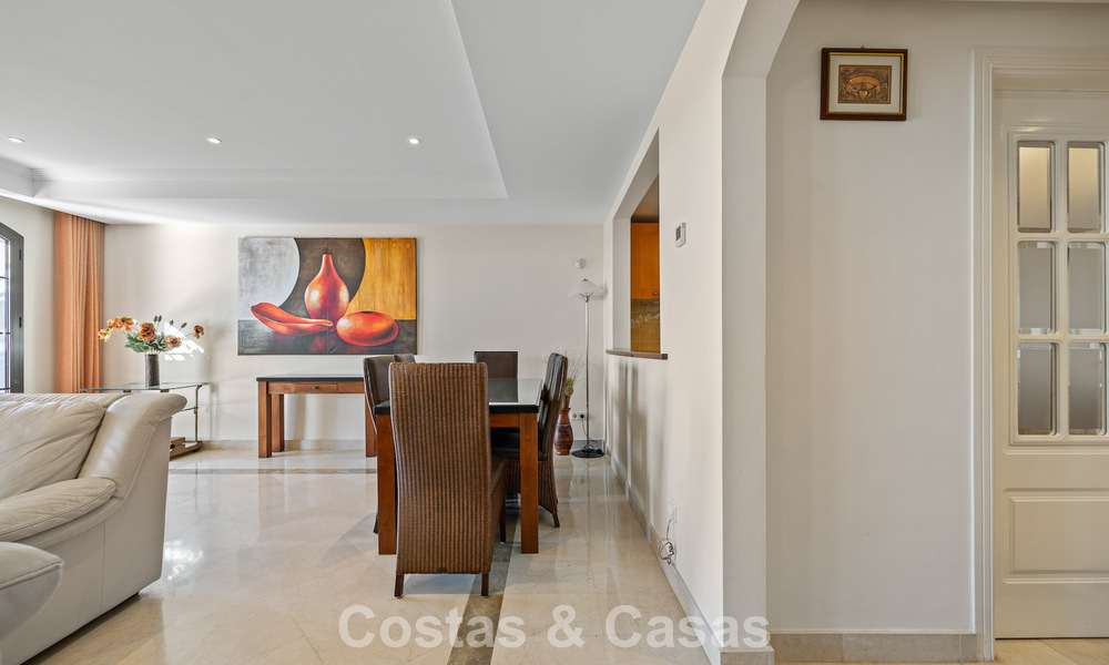 Ruim townhouse met prachtig golf- en zeezicht te koop, in een exclusieve golfurbanisatie in Benahavis - Marbella 775221