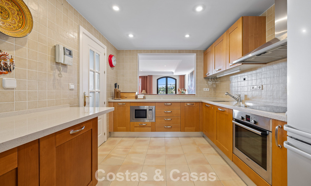 Ruim townhouse met prachtig golf- en zeezicht te koop, in een exclusieve golfurbanisatie in Benahavis - Marbella 775222