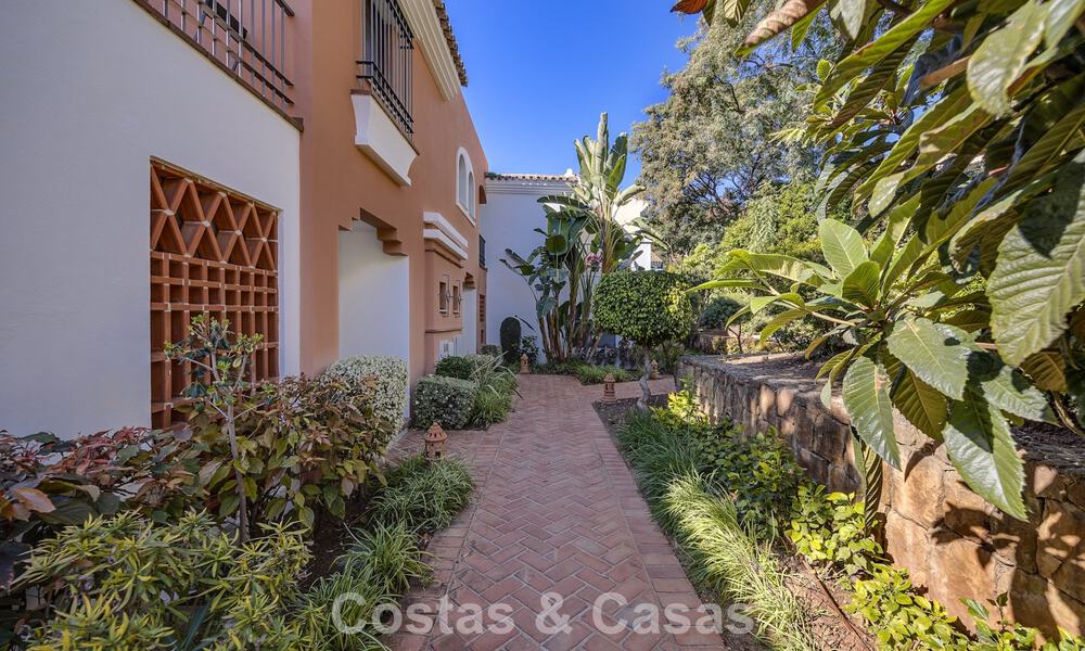 Ruim townhouse met prachtig golf- en zeezicht te koop, in een exclusieve golfurbanisatie in Benahavis - Marbella 775223