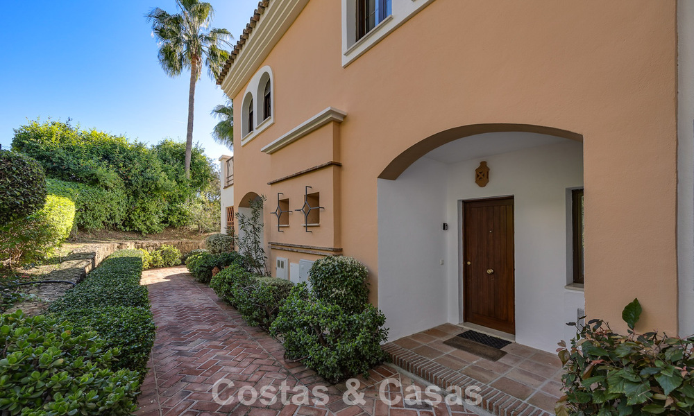 Ruim townhouse met prachtig golf- en zeezicht te koop, in een exclusieve golfurbanisatie in Benahavis - Marbella 775224