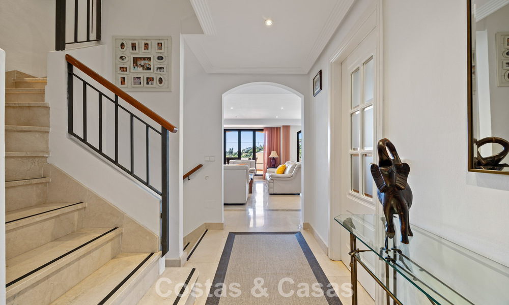 Ruim townhouse met prachtig golf- en zeezicht te koop, in een exclusieve golfurbanisatie in Benahavis - Marbella 775225