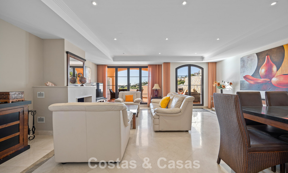 Ruim townhouse met prachtig golf- en zeezicht te koop, in een exclusieve golfurbanisatie in Benahavis - Marbella 775226