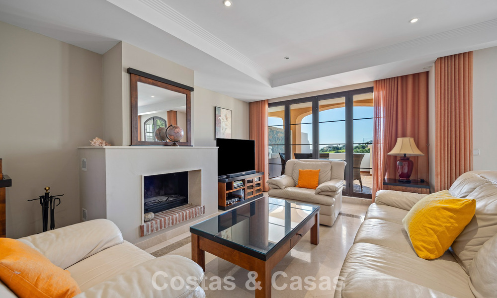 Ruim townhouse met prachtig golf- en zeezicht te koop, in een exclusieve golfurbanisatie in Benahavis - Marbella 775227