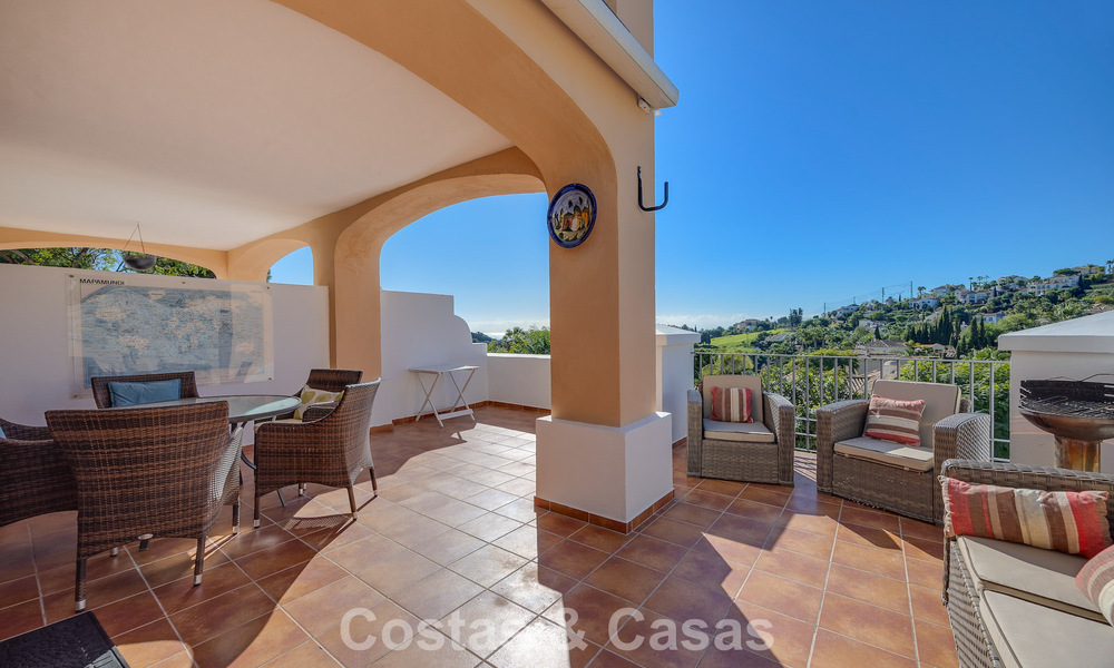 Ruim townhouse met prachtig golf- en zeezicht te koop, in een exclusieve golfurbanisatie in Benahavis - Marbella 775228