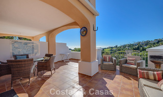 Ruim townhouse met prachtig golf- en zeezicht te koop, in een exclusieve golfurbanisatie in Benahavis - Marbella 775228 