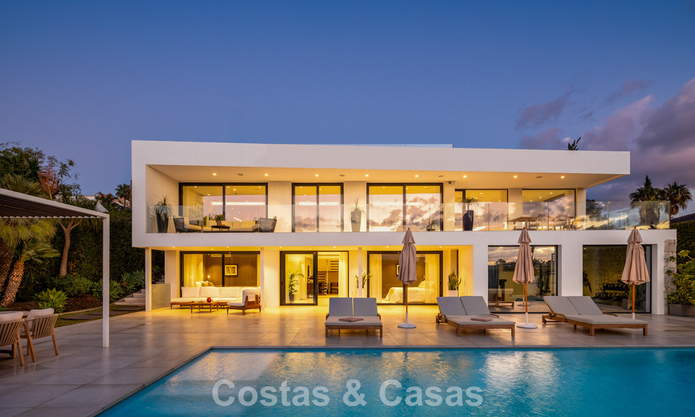 Luxueuze villa in moderne stijl te koop, grenzend aan de golfbaan in Nueva Andalucia, Marbella 775532
