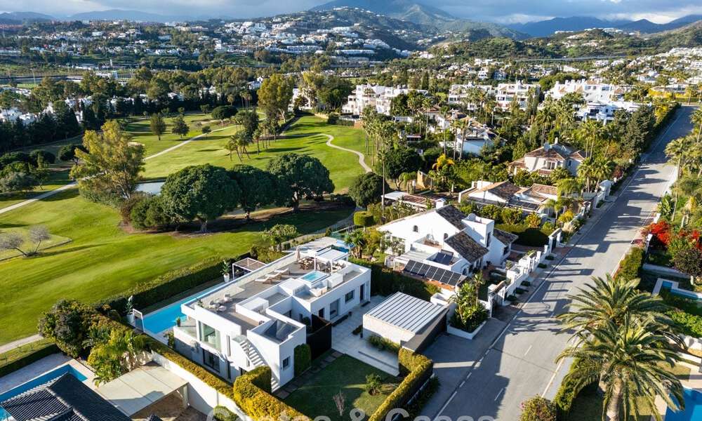 Luxueuze villa in moderne stijl te koop, grenzend aan de golfbaan in Nueva Andalucia, Marbella 775534