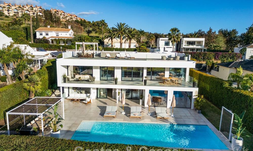 Luxueuze villa in moderne stijl te koop, grenzend aan de golfbaan in Nueva Andalucia, Marbella 775536