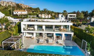 Luxueuze villa in moderne stijl te koop, grenzend aan de golfbaan in Nueva Andalucia, Marbella 775536 