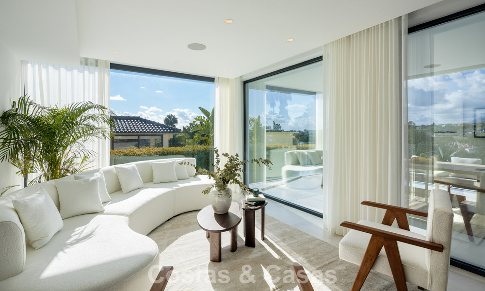 Luxueuze villa in moderne stijl te koop, grenzend aan de golfbaan in Nueva Andalucia, Marbella 775537