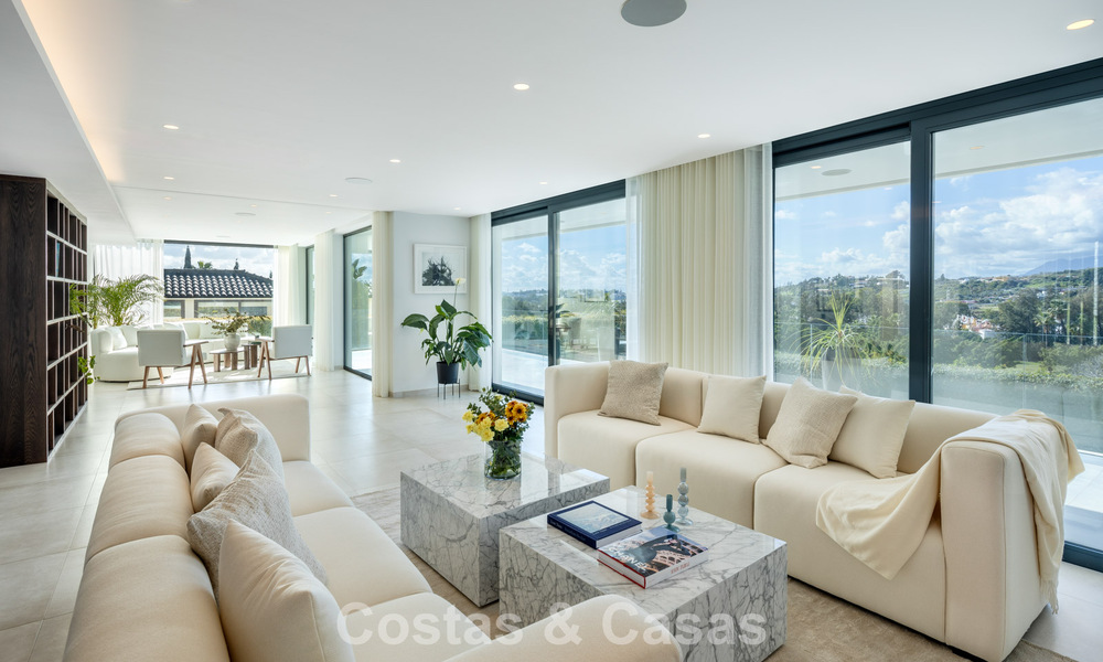 Luxueuze villa in moderne stijl te koop, grenzend aan de golfbaan in Nueva Andalucia, Marbella 775539