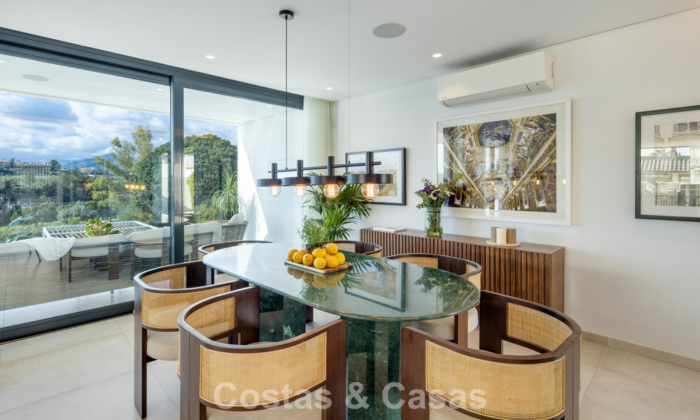 Luxueuze villa in moderne stijl te koop, grenzend aan de golfbaan in Nueva Andalucia, Marbella 775540
