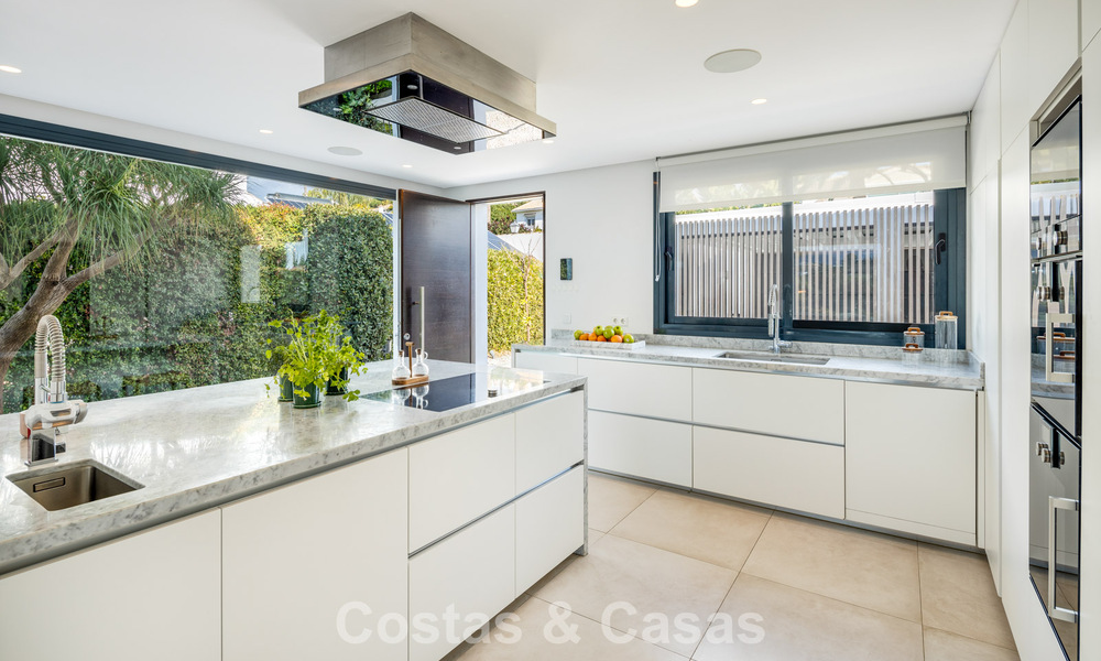 Luxueuze villa in moderne stijl te koop, grenzend aan de golfbaan in Nueva Andalucia, Marbella 775541