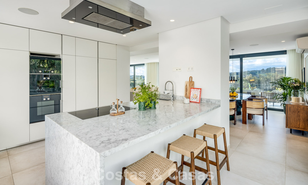 Luxueuze villa in moderne stijl te koop, grenzend aan de golfbaan in Nueva Andalucia, Marbella 775542