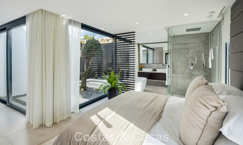 Luxueuze villa in moderne stijl te koop, grenzend aan de golfbaan in Nueva Andalucia, Marbella 775544