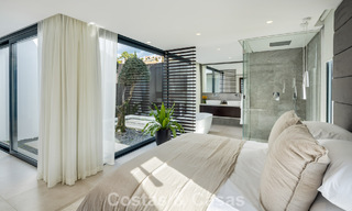 Luxueuze villa in moderne stijl te koop, grenzend aan de golfbaan in Nueva Andalucia, Marbella 775544 