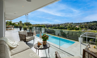 Luxueuze villa in moderne stijl te koop, grenzend aan de golfbaan in Nueva Andalucia, Marbella 775546 