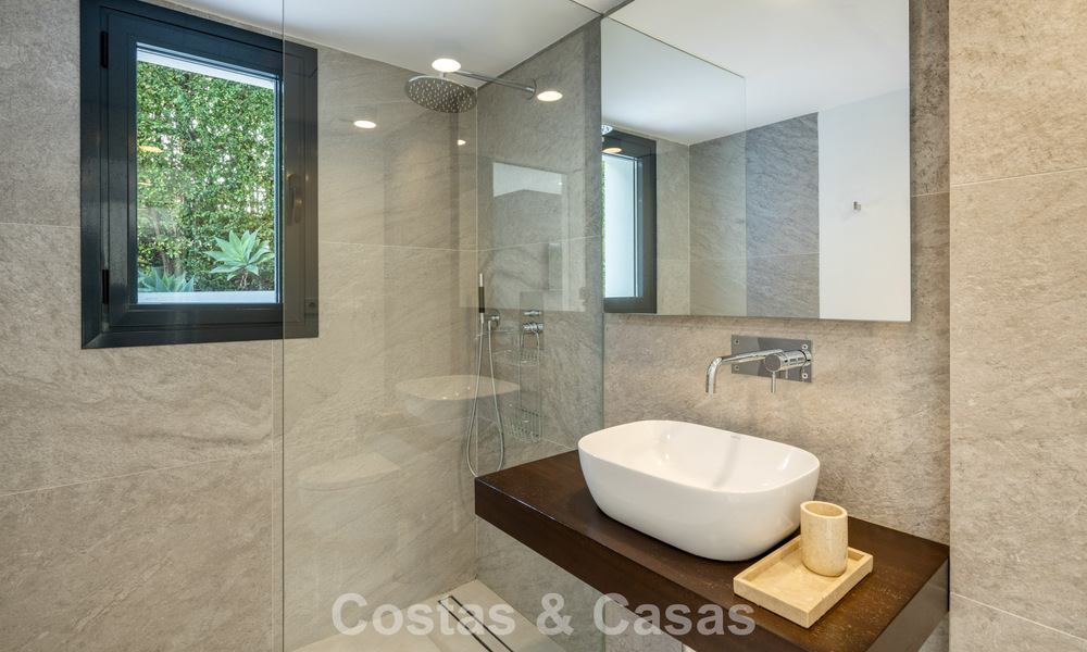 Luxueuze villa in moderne stijl te koop, grenzend aan de golfbaan in Nueva Andalucia, Marbella 775549