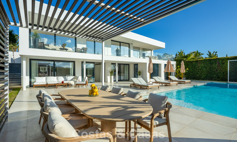 Luxueuze villa in moderne stijl te koop, grenzend aan de golfbaan in Nueva Andalucia, Marbella 775554