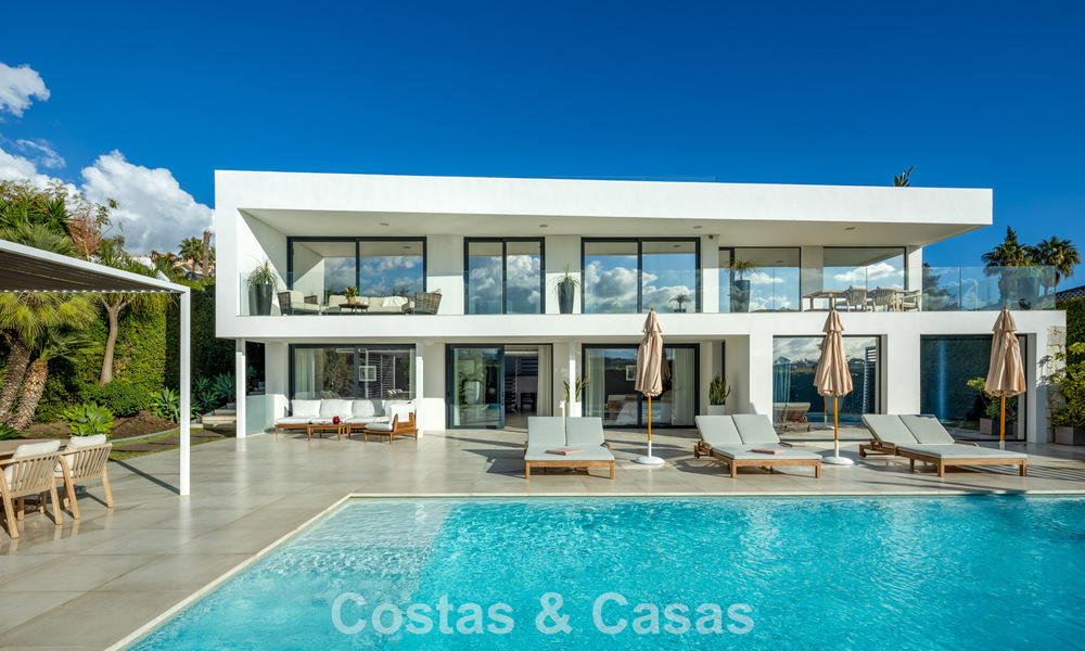 Luxueuze villa in moderne stijl te koop, grenzend aan de golfbaan in Nueva Andalucia, Marbella 775555
