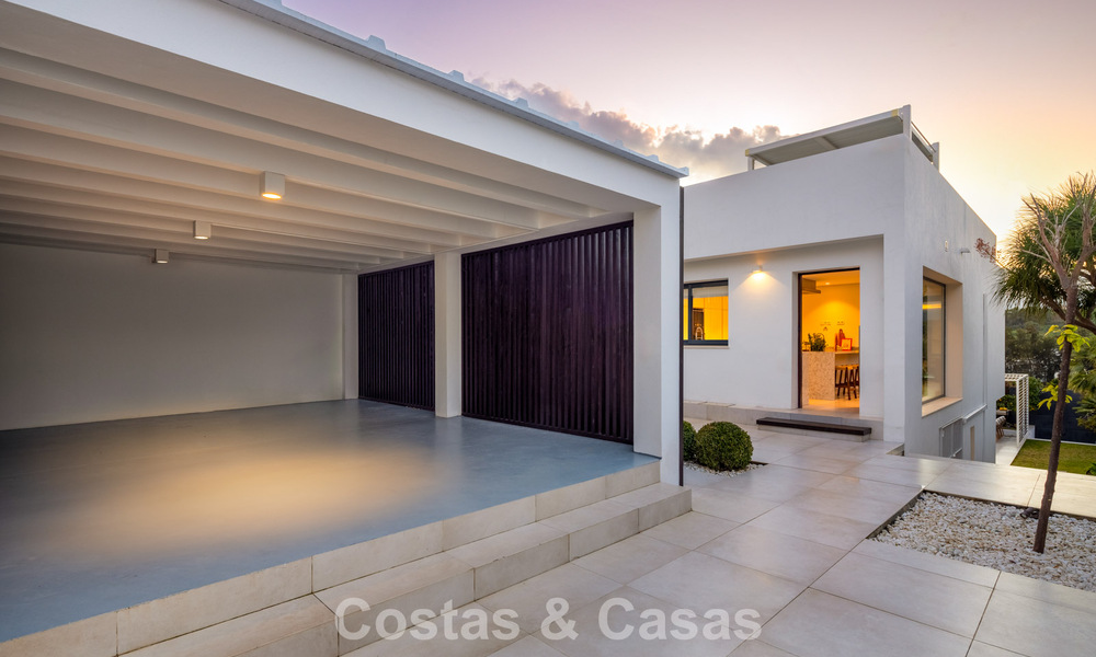 Luxueuze villa in moderne stijl te koop, grenzend aan de golfbaan in Nueva Andalucia, Marbella 775558