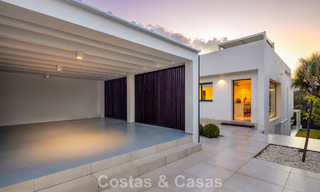 Luxueuze villa in moderne stijl te koop, grenzend aan de golfbaan in Nueva Andalucia, Marbella 775558 