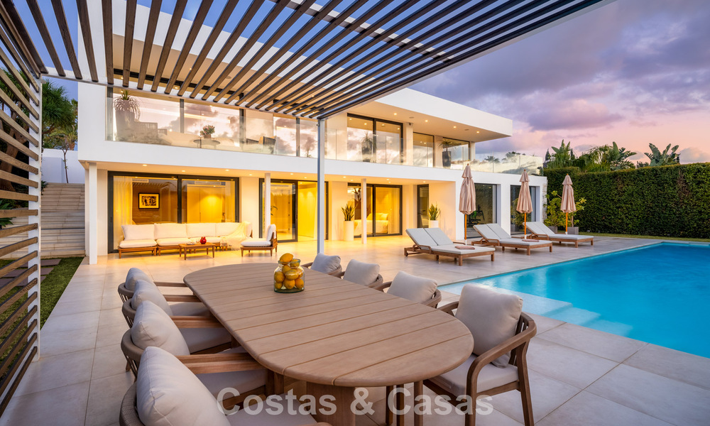 Luxueuze villa in moderne stijl te koop, grenzend aan de golfbaan in Nueva Andalucia, Marbella 775561
