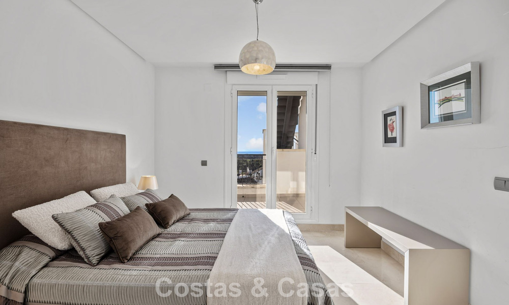 Instapklaar penthouse met panoramisch zeezicht in een mediterraan complex te koop in Benahavis - Marbella 775760