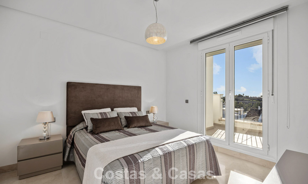 Instapklaar penthouse met panoramisch zeezicht in een mediterraan complex te koop in Benahavis - Marbella 775761