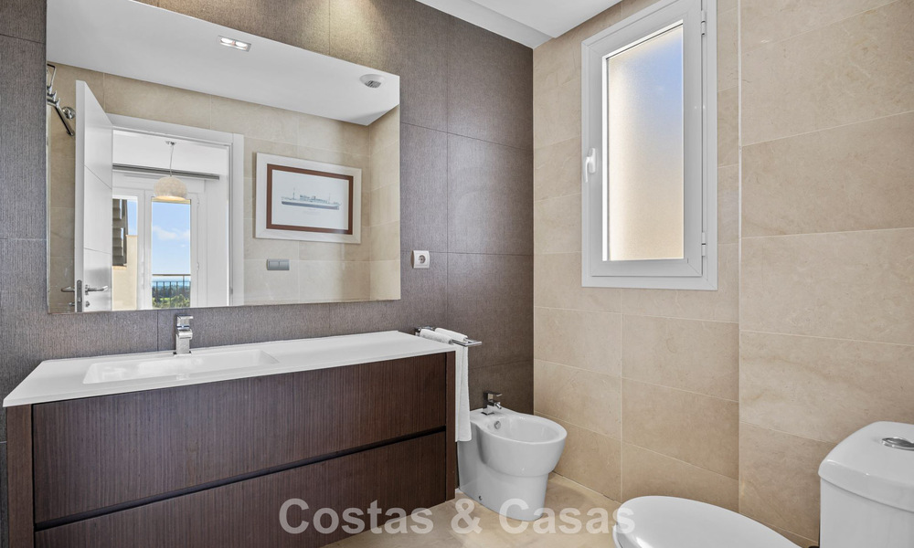 Instapklaar penthouse met panoramisch zeezicht in een mediterraan complex te koop in Benahavis - Marbella 775762