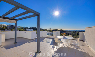 Instapklaar penthouse met panoramisch zeezicht in een mediterraan complex te koop in Benahavis - Marbella 775767 