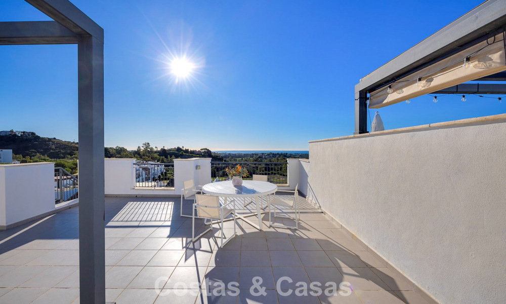 Instapklaar penthouse met panoramisch zeezicht in een mediterraan complex te koop in Benahavis - Marbella 775768