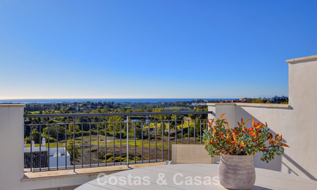 Instapklaar penthouse met panoramisch zeezicht in een mediterraan complex te koop in Benahavis - Marbella 775770