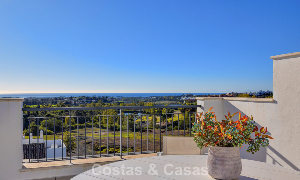 Instapklaar penthouse met panoramisch zeezicht in een mediterraan complex te koop in Benahavis - Marbella 775770