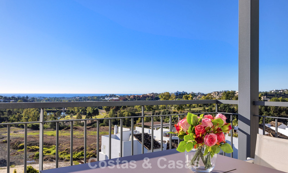 Instapklaar penthouse met panoramisch zeezicht in een mediterraan complex te koop in Benahavis - Marbella 775778