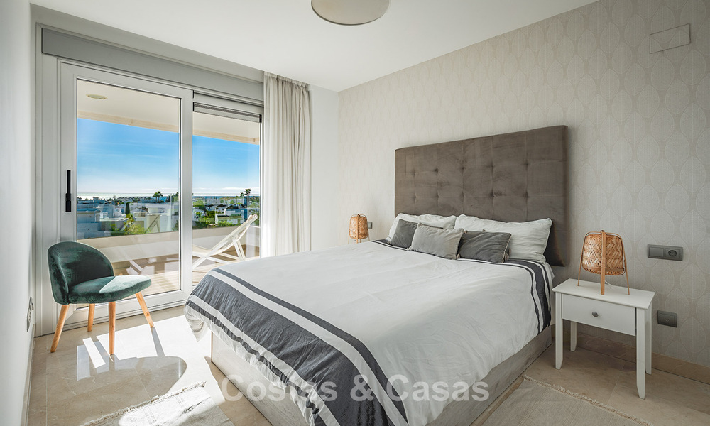 Beachside, eigentijds penthouse met groot solarium te koop in een modern complex in San Pedro, Marbella 775779