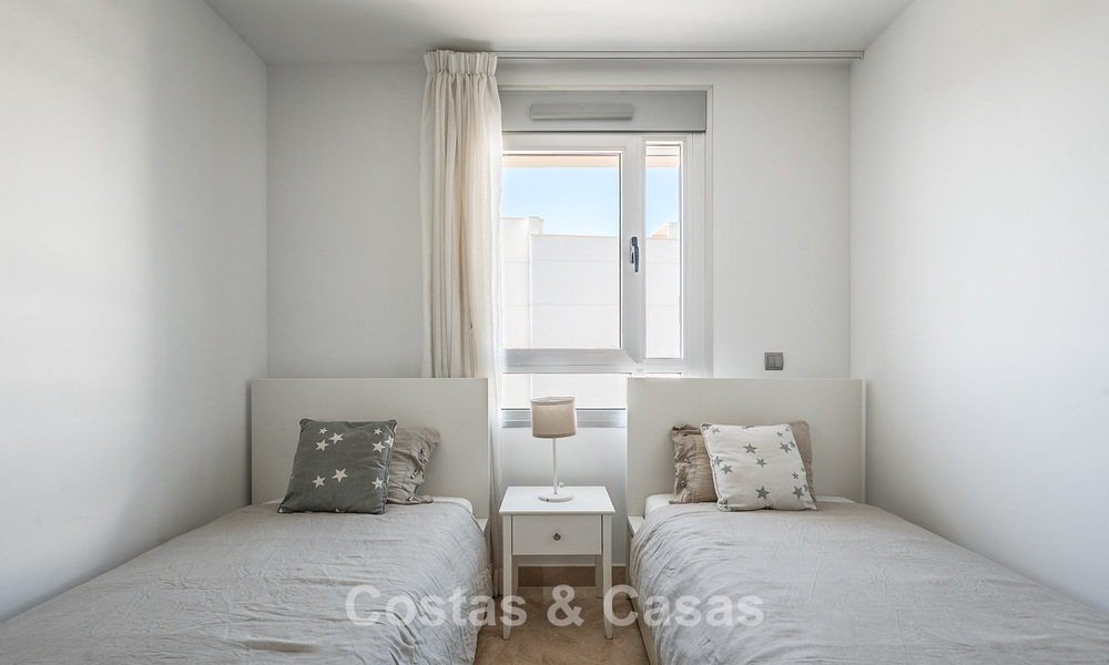 Beachside, eigentijds penthouse met groot solarium te koop in een modern complex in San Pedro, Marbella 775784