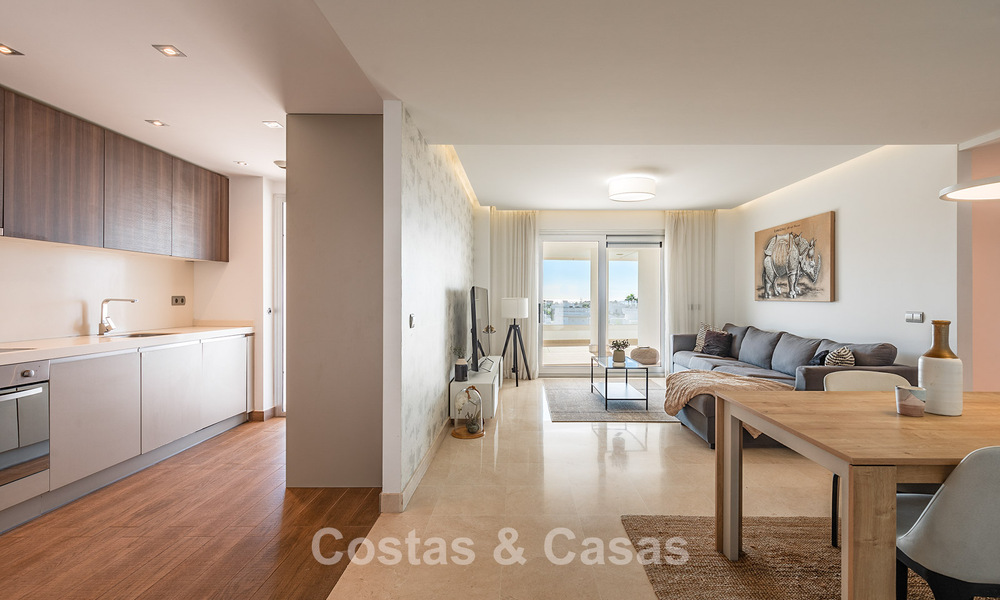 Beachside, eigentijds penthouse met groot solarium te koop in een modern complex in San Pedro, Marbella 775787