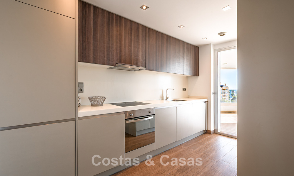 Beachside, eigentijds penthouse met groot solarium te koop in een modern complex in San Pedro, Marbella 775789