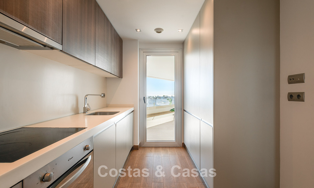 Beachside, eigentijds penthouse met groot solarium te koop in een modern complex in San Pedro, Marbella 775790