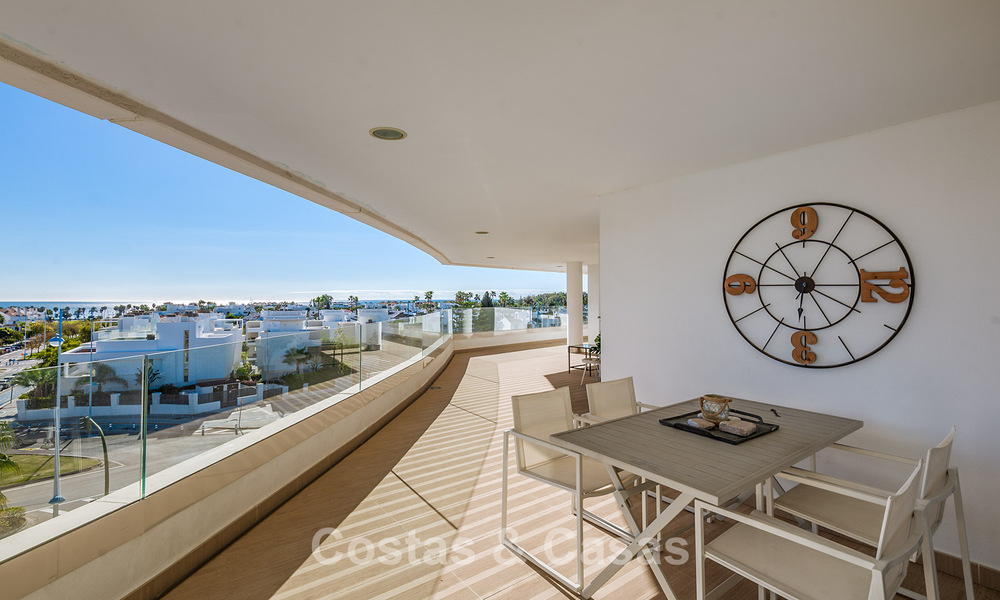 Beachside, eigentijds penthouse met groot solarium te koop in een modern complex in San Pedro, Marbella 775791