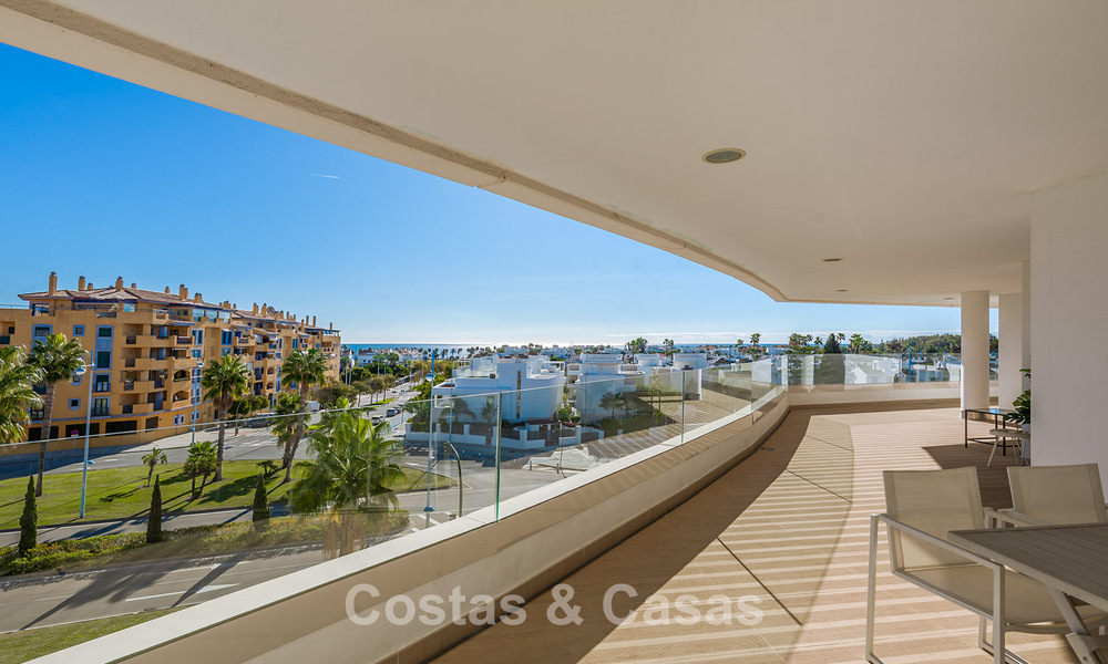 Beachside, eigentijds penthouse met groot solarium te koop in een modern complex in San Pedro, Marbella 775792