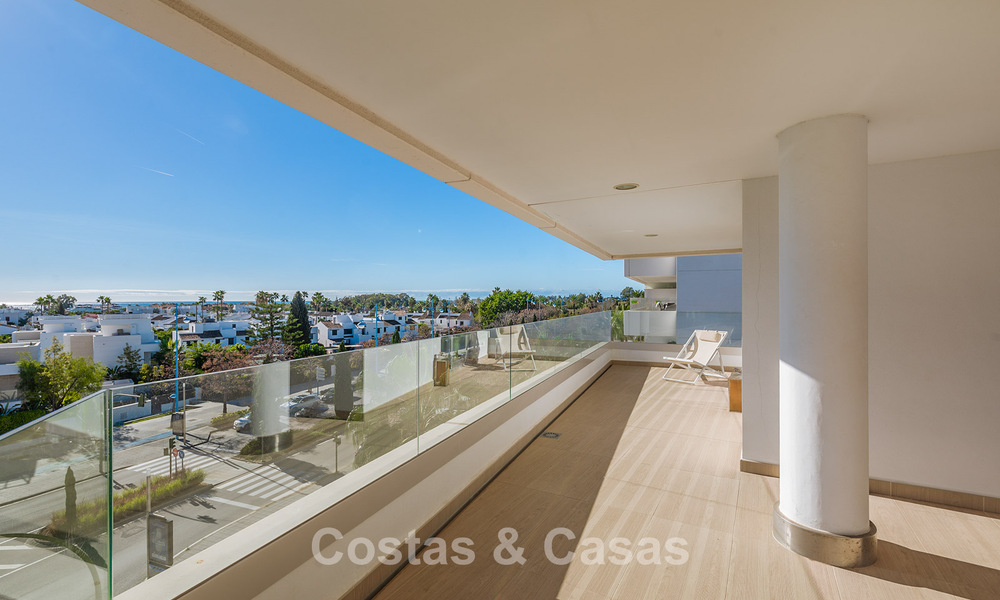 Beachside, eigentijds penthouse met groot solarium te koop in een modern complex in San Pedro, Marbella 775795